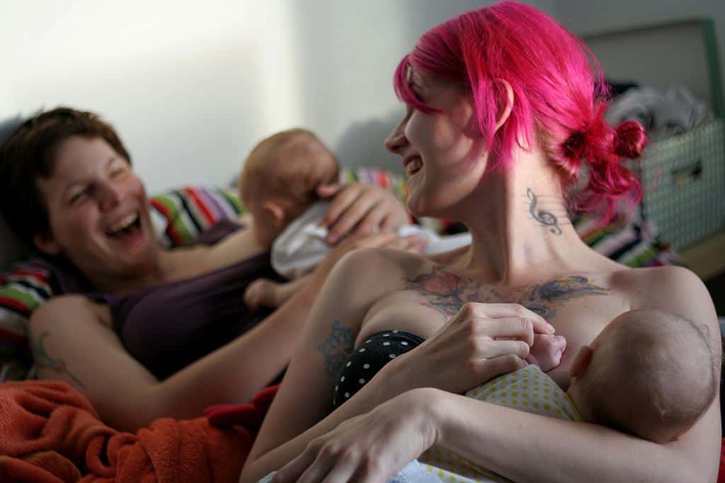 mums breastfeeding together